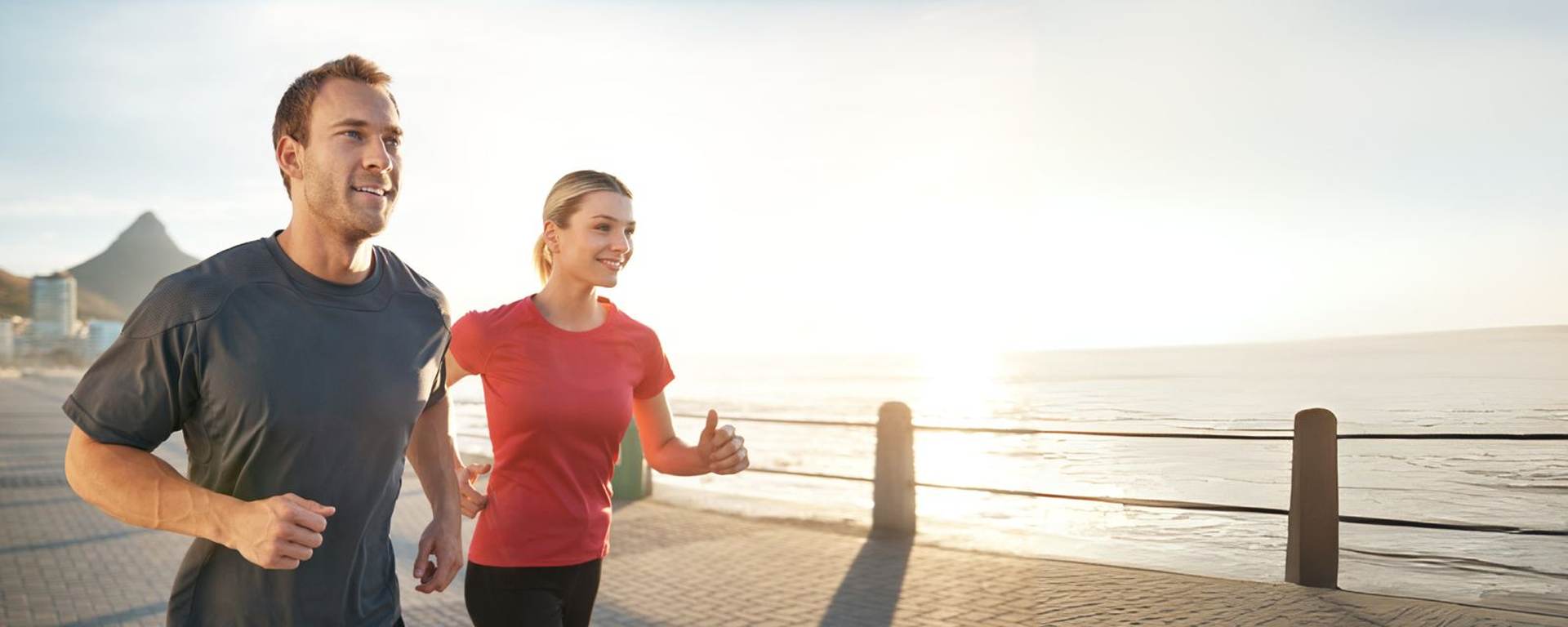 deportistas corriendo en el paseo marítimo
